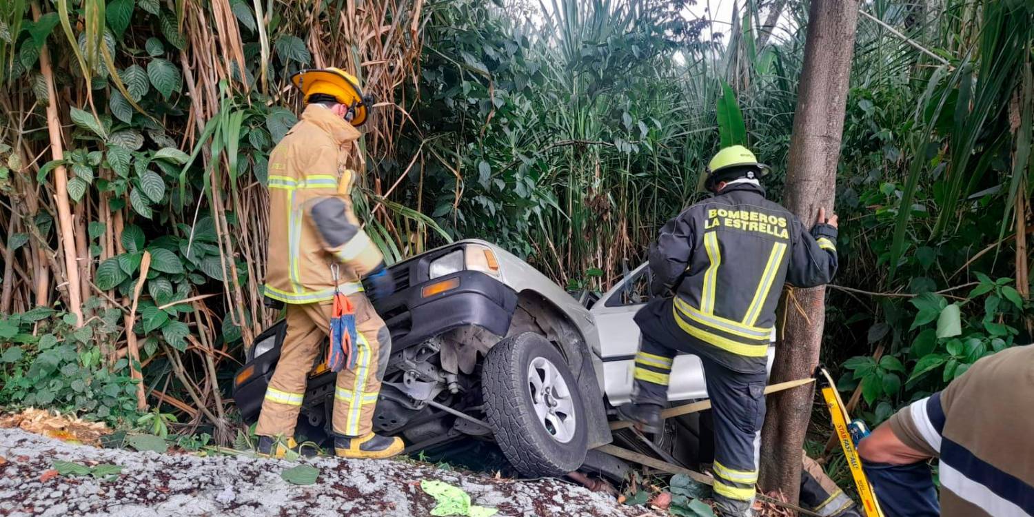 EN IMÁGENES: ¡Qué susto! Carro se volcó sobre un abismo en La Estrella
