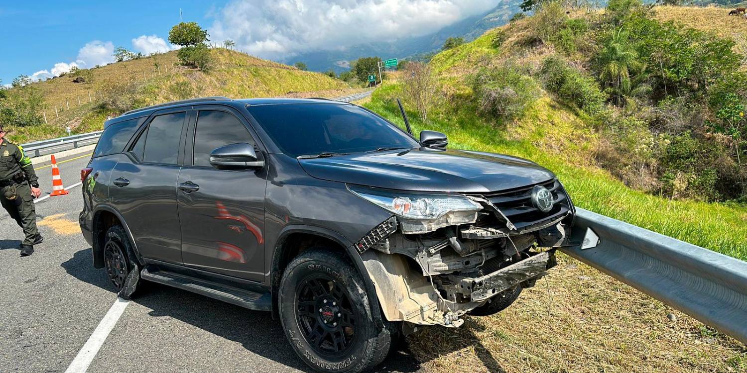 Así quedó la camioneta tras el choque. /FOTO: POLICÍA NACIONAL