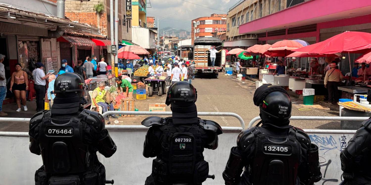 Las autoridades invita a la ciudadanía a adquirir productos en lugares certificados y de confianza para evitar intoxicaciones y enfermedades. /FOTO: ALCALDÍA DE MEDELLÍN.