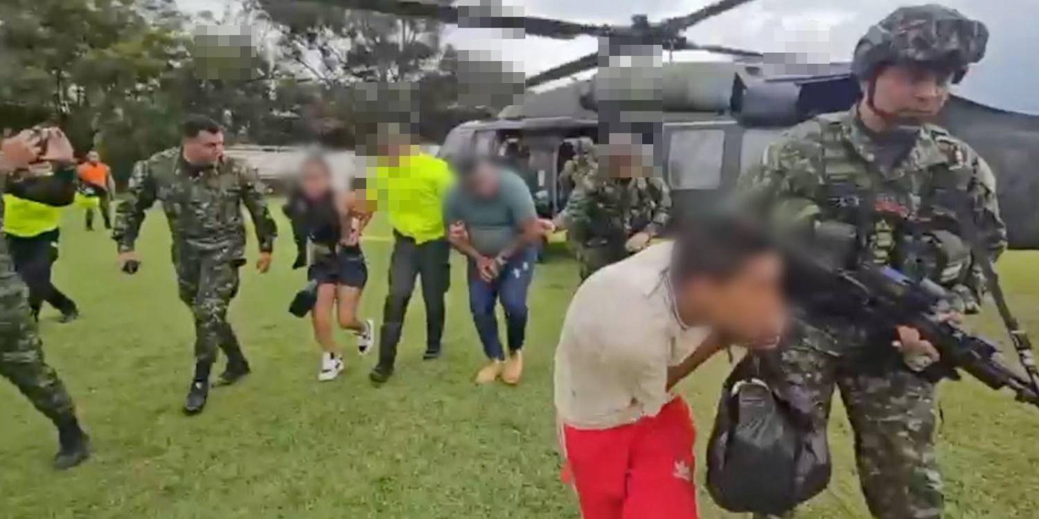 Traslado de los capturados por miembros de la Fuerza Pública. FOTO: POLICÍA NACIONAL