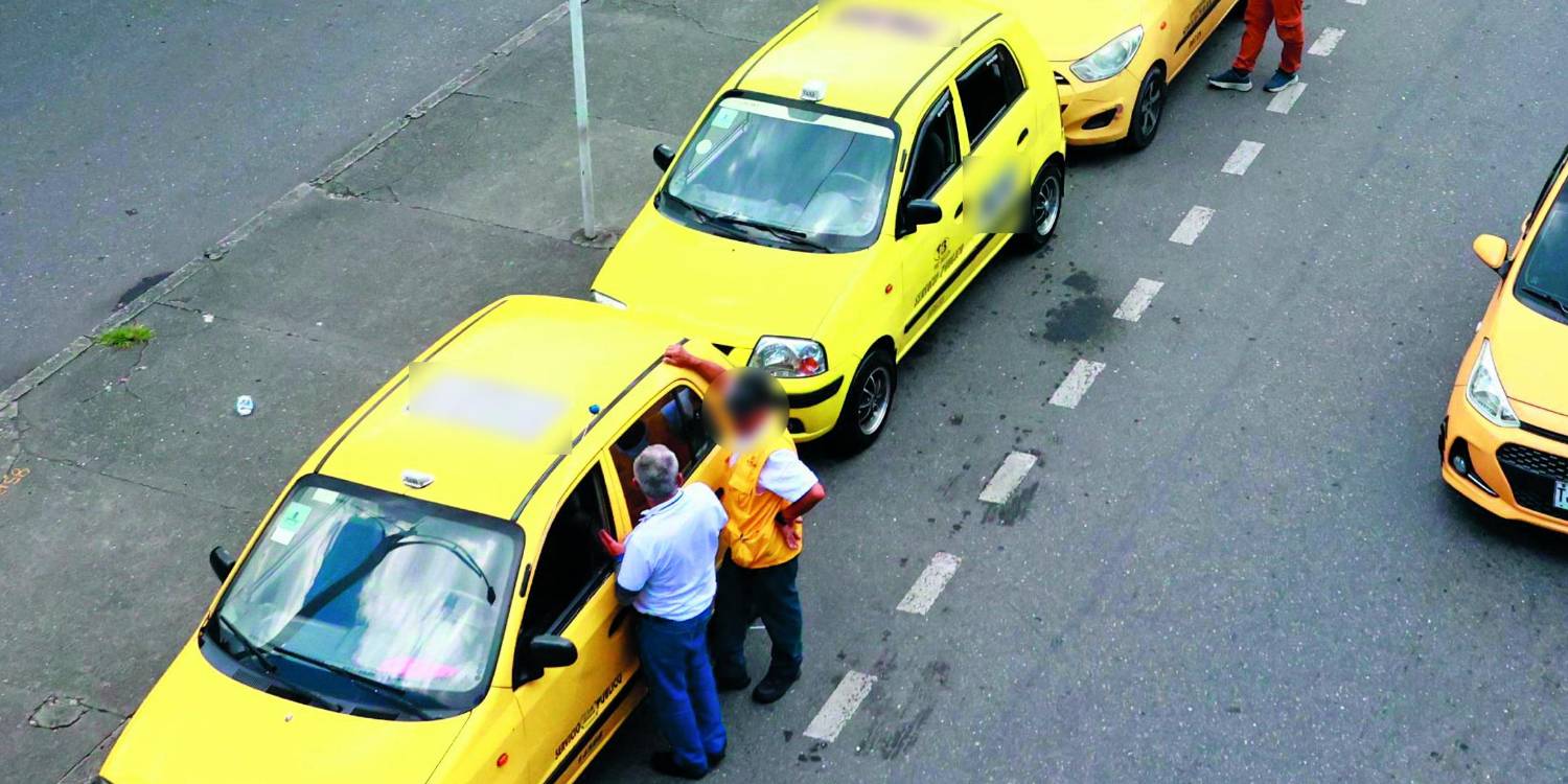 En la imagen se ve al hombre de chaleco amarillo, con logos de Tax Individual. <b><span class=mln_small-caps_mln>/ FOTO: MANUEL SALDARRIAGA</span></b>