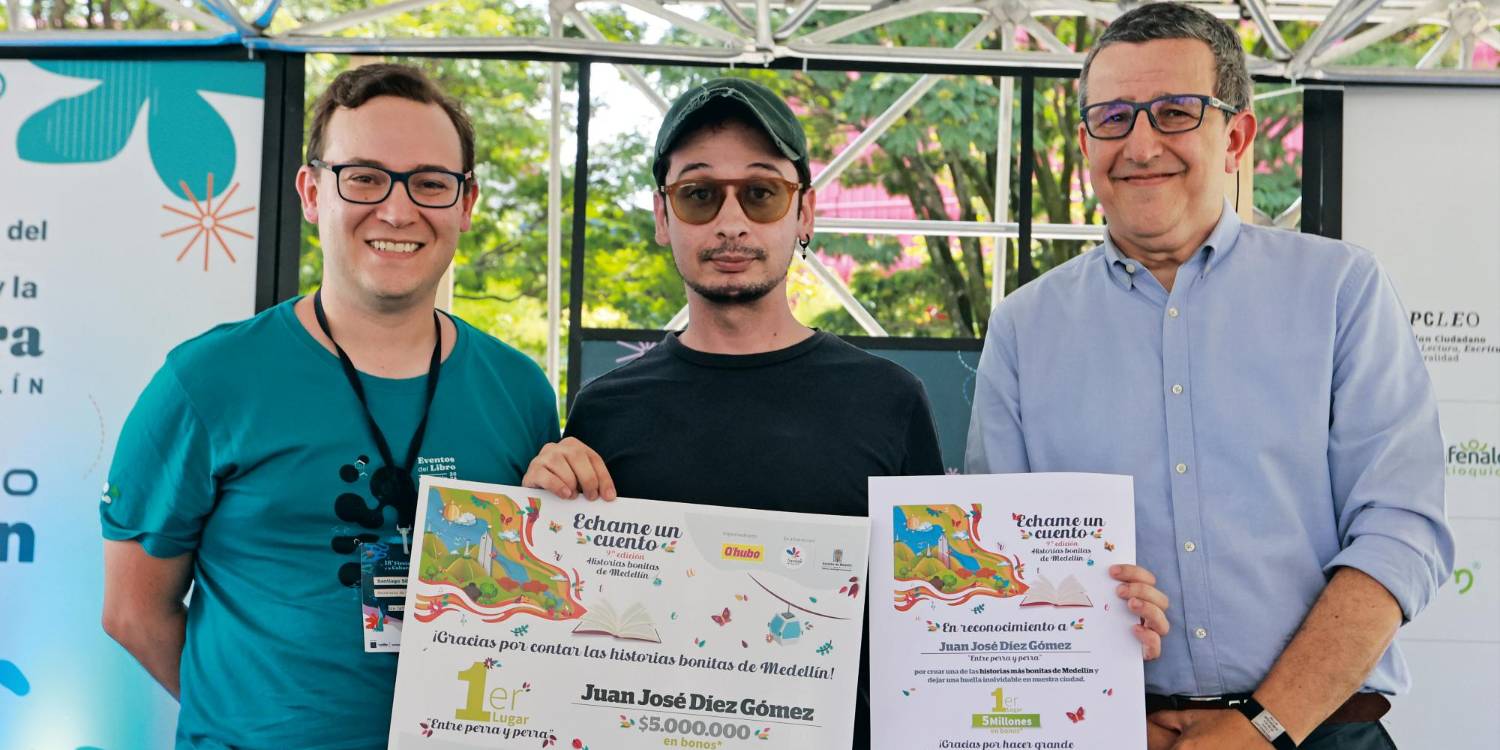Juan José Díez Gómez (centro), ganador del concurso, aparece con Santiago Silva (izq., secretario de Cultura Ciudadana de Medellín) y Rodrigo Morales (der., director de Q’HUBO).