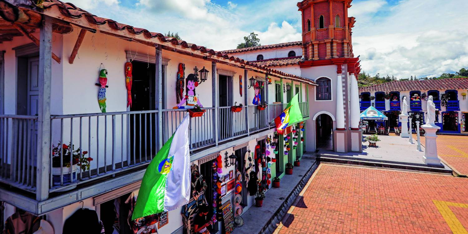 Réplica del Peñol en el municipio de Guatapé. <b><span class=mln_small-caps_mln>/FOTO: ARCHIVO</span></b>