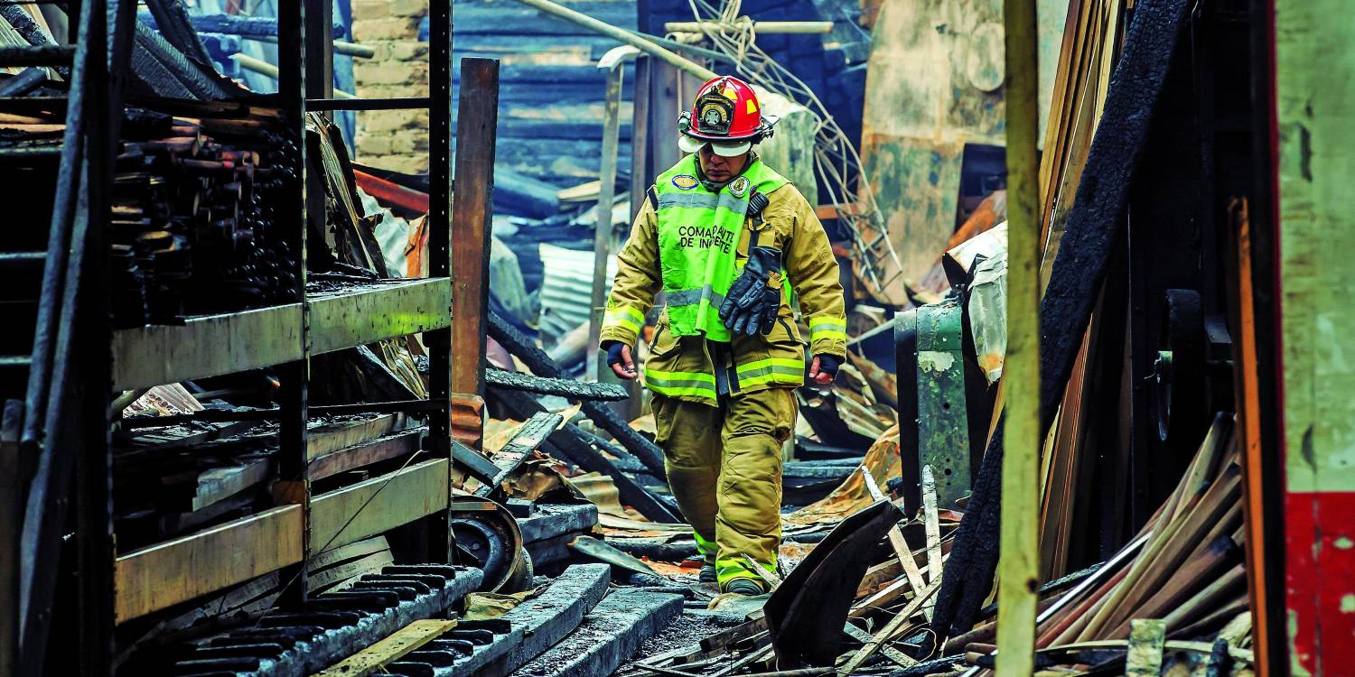 Los bomberos trabajaron desde las 6:55 p.m. del miércoles 5 de marzo y durante 21 horas continuas para sofocar completamente las llamas. <b><span class=mln_small-caps_mln>/ FOTO: CAMILO SUÁREZ</span></b>