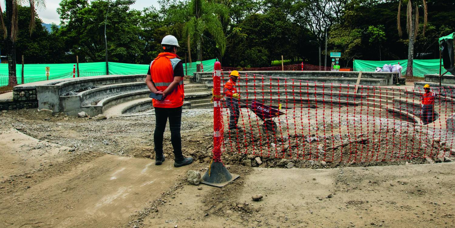 Más de 230 personas trabajan en la construcción del Gran Parque Medellín. FOTO: JULIO CÉSAR HERRERA