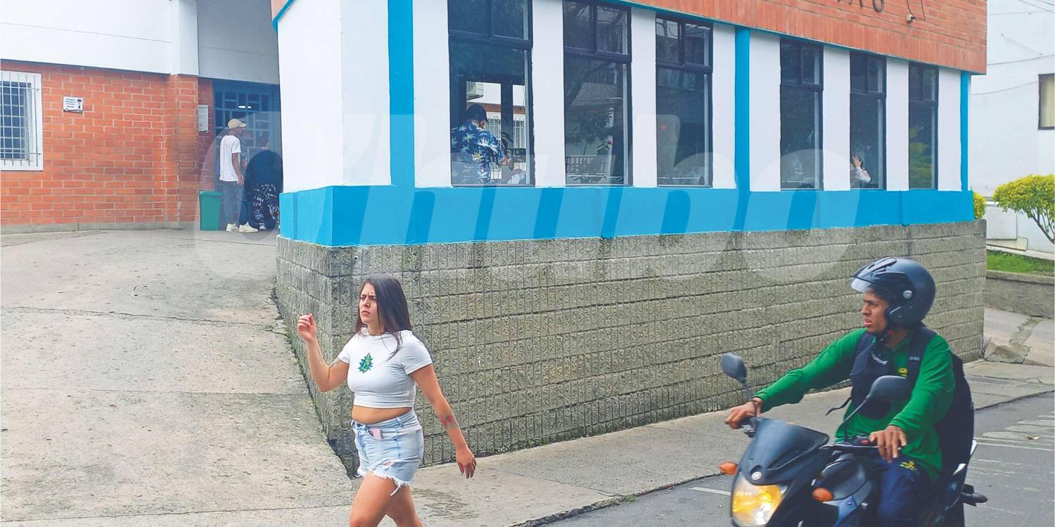 La mujer fue ingresada de urgencia al Hospital San Vicente de Paúl, en Caldas, donde posteriormente falleció. Su cuerpo fue remitido a Medicina Legal. <b><span class=mln_small-caps_mln>/FOTO: MAURICIO PALACIO BETANCUR</span></b>