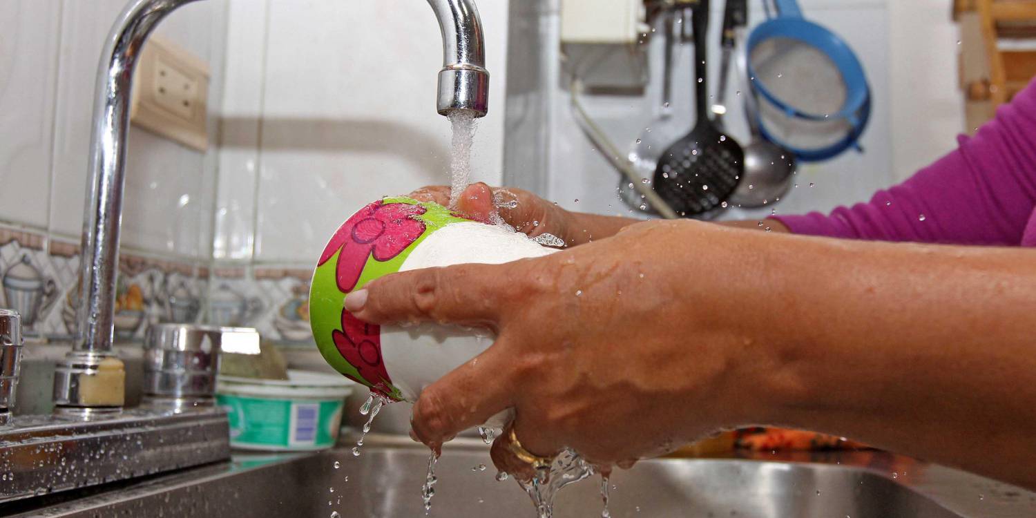 Descripción: Ama de casa lavando (ahorro de consumo de agua). FOTO: JUAN FERNANDO CANO