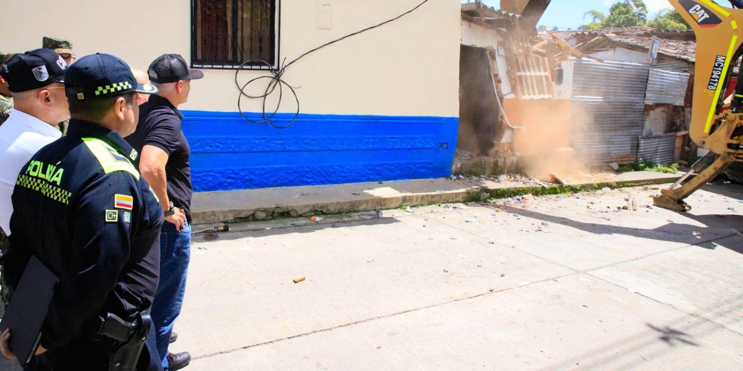Derriban 3 inmuebles en Abejorral. <b><span class=mln_small-caps_mln>/FOTO: GOBERNACIÓN DE ANTIOQUIA</span></b>