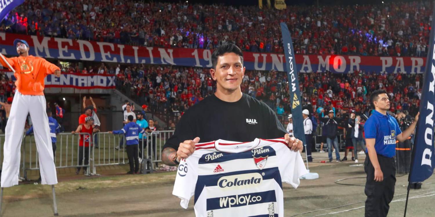 El delantero Germán Cano con la nueva Sagrada del Poderoso. /FOTO: JAIME PÉREZ.