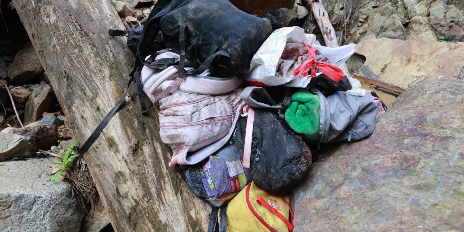 Las pertenencias de los estudiantes quedaron regadas en el lugar. <b><span class=mln_small-caps_mln>/FOTO: MANUEL SALDARRIAGA QUINTERO</span></b>