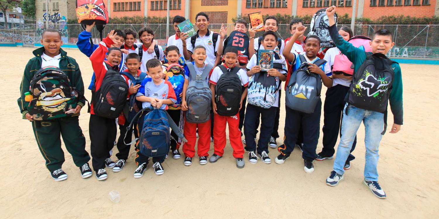 Ellos fueron algunos de los beneficiados por la donación de Franco Armani (izq.) en el ‘Cuadernatón 2024’. Arriba (der. a izq.): Alison Andrea Quirós, Junior Muñoz, Juan José Espinal, Edwin Tuberquia, Juan Manuel Caro, Josman Londoño, Kevin Agudelo, Julián Márquez y Andrés Ramírez. Abajo (der. a izq.): Mathías Calderón, Cristian Becerra, Brihan Valle, Yeferson Palacios, Matías Velázquez, Mateo Zapata, Jhovan González, Stiven Vettel, Paolo Romaña y Yosimar Mosquera. /FOTO: ESNEYDER GUTIÉRREZ