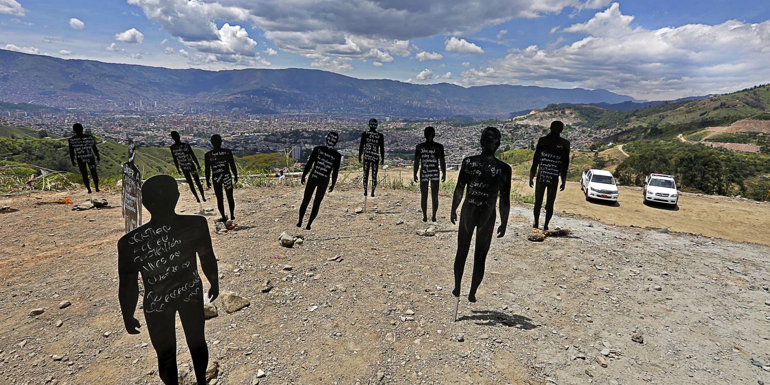 Comuna 13 después de la Operación Orión. Las siluetas con las fotos y el nombre de los desaparecidos. <b><span class=mln_small-caps_mln>/ FOTO: ARCHIVO - HENRY AGUDELO CANO</span></b>