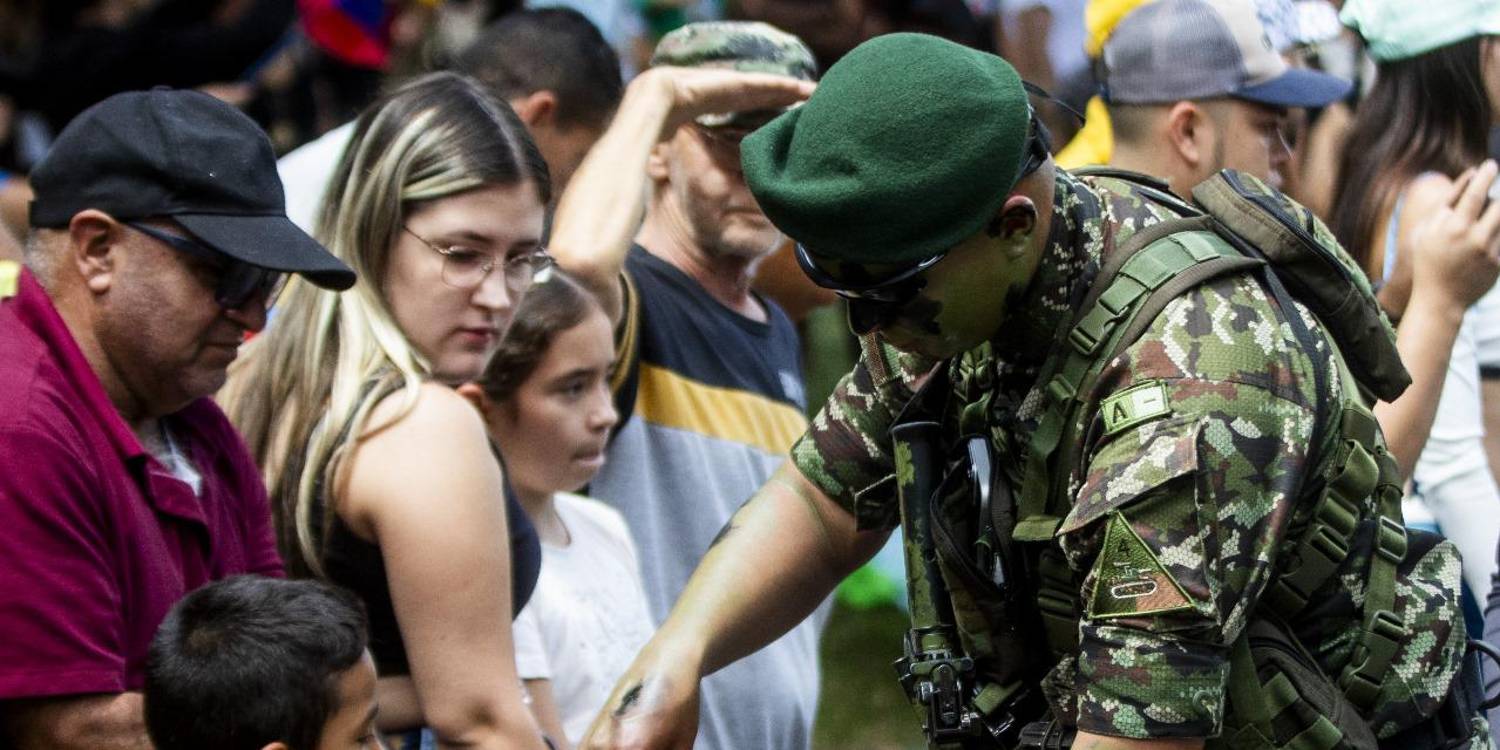 Familias compartiendo en la tarde de 20 de julio en Medellín. <b><span class=mln_small-caps_mln>/FOTO: JULIO HERRERA</span></b>