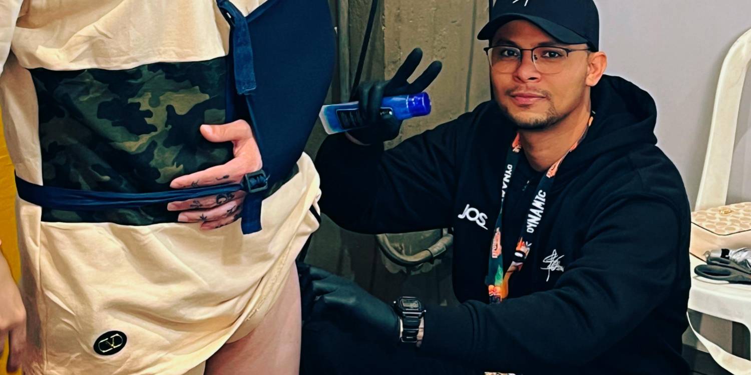 Josmer Flores lleva 6 años en Medellín y se caracteriza por las sombras en sus tatuajes. / FOTO: @mrcarlosp