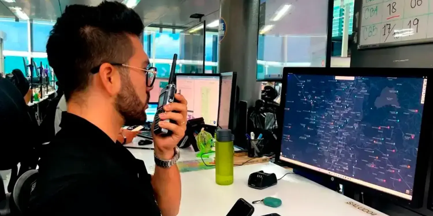 Desde el centro de monitoreo dan todas las indicaciones para mantener estable al paciente. /FOTO: ALCALDÍA DE MEDELLÍN.