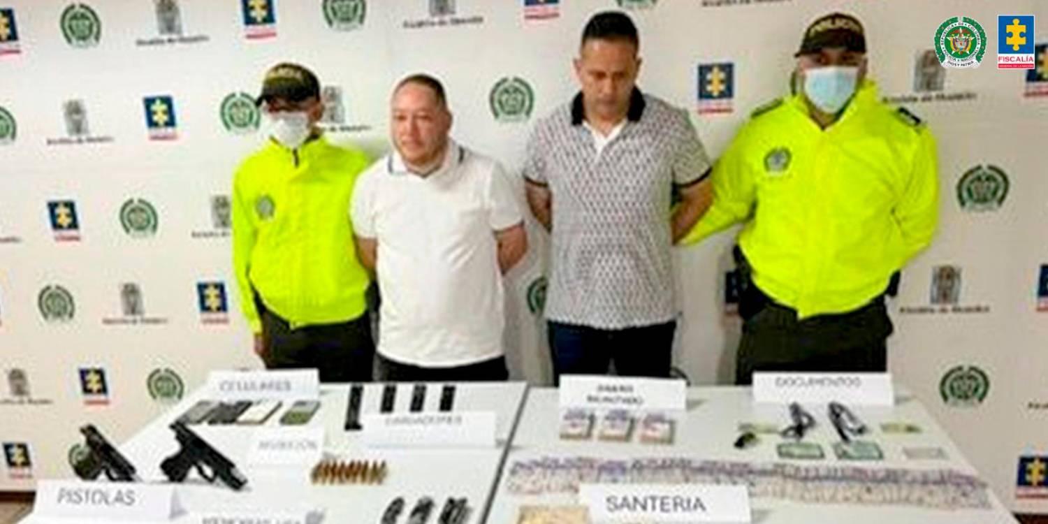 Alias Yam y alias la Mula con lo que les incautaron al momento de sus capturas. /FOTO: CORTESÍA