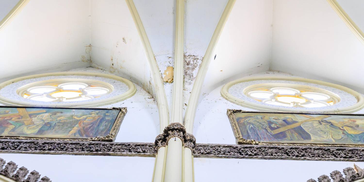 <span class=mln_uppercase_mln>Daños</span><b><span class=mln_uppercase_mln> en los cuadros de la iglesia de Manrique por lluvias y deterioro. FOTO: ANDRÉS CAMILO SUÁREZ</span></b>