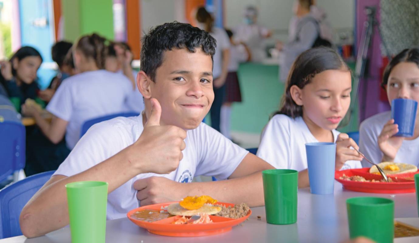 El Programa de Alimentación Escolar —PAE—, con el cual se entregan raciones alimentarias a más de 309 mil 700 niños, niñas y adolescentes escolarizados en 116 municipios no certificados en educación de Antioquia. Esto incluye 2.681 estudiantes de comunidades indígenas Zenú de Urabá y Bajo Cauca que reciben una alimentación diferencial (según su cultura e idiosincrasia).