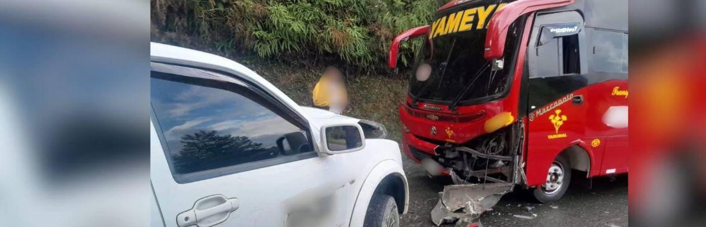 El siniestro se dio entre un autobús de la empresa Yameya y un automóvil particular. FOTO: BOMBEROS YARUMAL