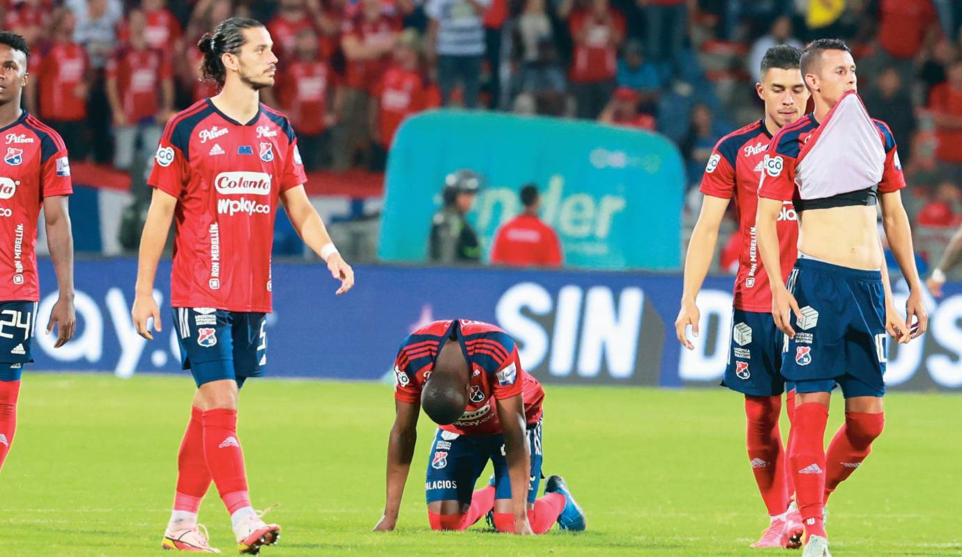 98. La felicidad de la séptima se esfumó en el último segundo: Independiente Medellín lo tenía todo servido para conseguir la séptima estrella, pero al final vio como Junior dio la vuelta olímpica en el Atanasio. / FOTO: MANUEL SALDARRIAGA.