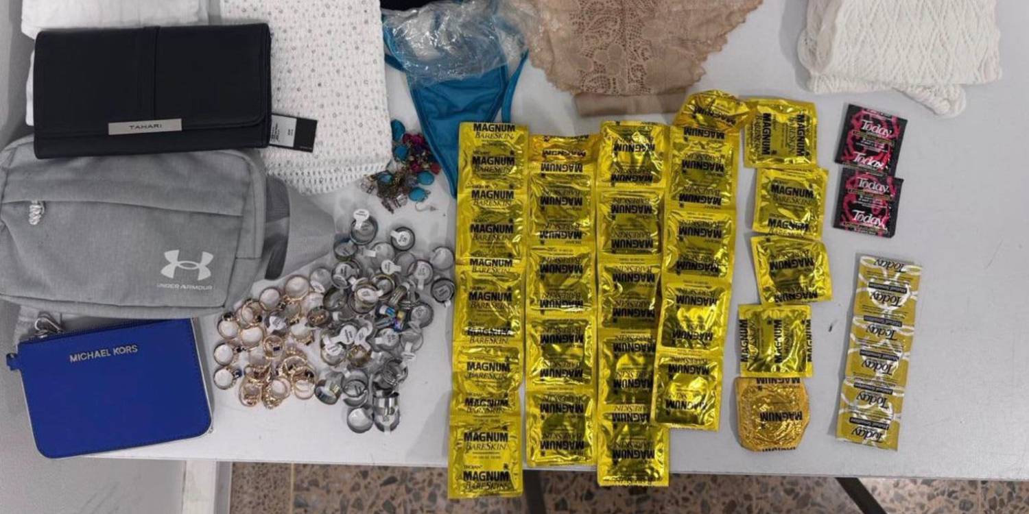 Esta es la gran cantidad de preservativos y joyas que le hallaron a este extranjero en su maleta. FOTO: FEDERICO GUTIÉRREZ