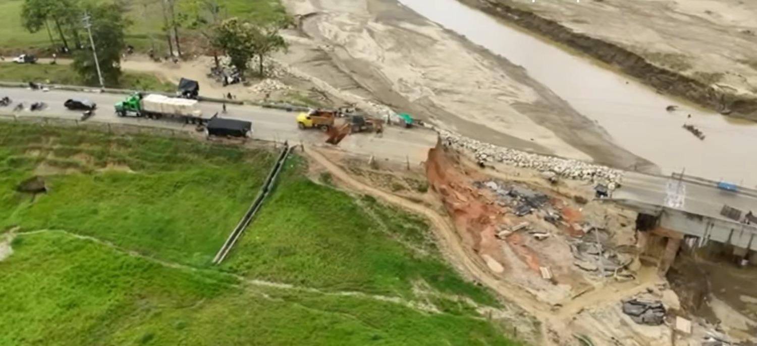 Así se ve actualmente el punto crítico, luego de que hubiese bajado el nivel del río Mulatos, ubicado en el corregimiento El Mellito, en Necoclí. FOTO: INVÍAS
