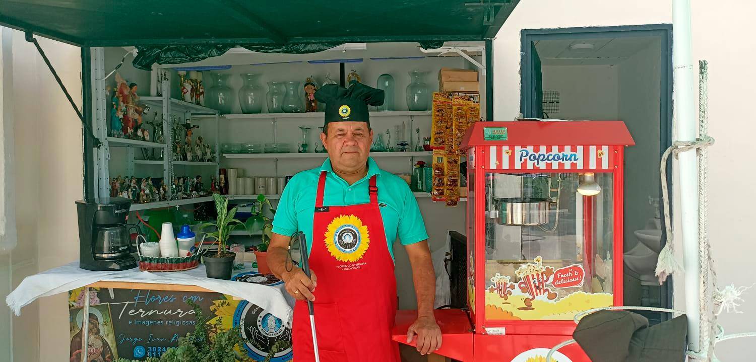 En su negocio, vende crispetas, imágenes religiosas y hasta tinto. /FOTO: ALEJANDRA MORALES RÍOS