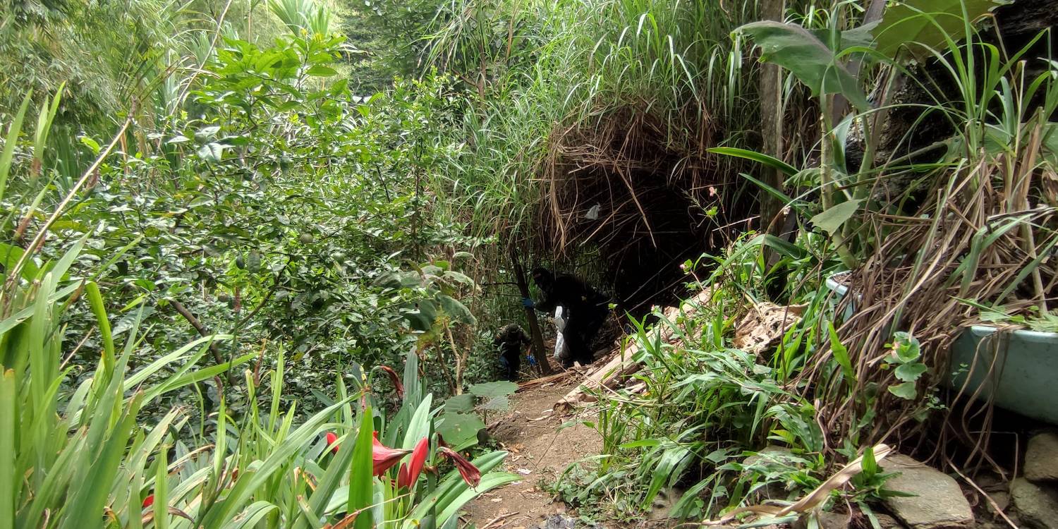 El cuerpo de Nancy Elvira Buitrago fue hallado en una zona boscosa de difícil acceso, en una quebrada. <b><span class=mln_small-caps_mln>/FOTO: ANDRÉS GARCÍA HERNÁNDEZ</span></b>