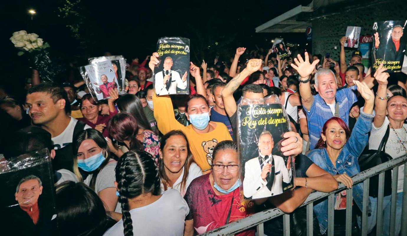 90. La muerte de Darío Gómez: la repentina muerte del cantante Darío Gómez generó tristeza y dolor entres sus miles y miles de seguidores. Su velación fue en el coliseo Yesid Santos. / FOTO: ESNEYDER GUTIÉRREZ. 