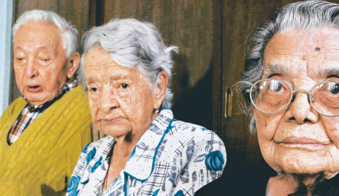 14. Entre los 3 suman 307 años: los hermanos Manuel, Ana Leonisa y Rosa Elena posaron muy orgullosos en su casa de La Floresta. Al momento de la foto tenían 101, 102 y 104 años. / FOTO: ESTEBAN VANEGAS.