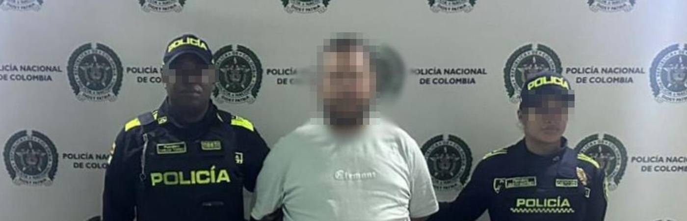 Uno de los hombres fue capturado con una pistola. FOTO: CORTESÍA POLICÍA METROPOLITANA