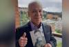 Juan Guillermo Ríos con el libro que escribió. FOTO: @OIRADIOTV 