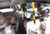El hombre se estrelló en su moto contra un costado del bus y aterrizó en los asientos delanteros. FOTO: CAPTURA DE VIDEO