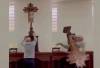 Este fue el momento en el que el Cristo le cayó encima al sacerdote. FOTOS: CAPTURAS DE VIDEO
