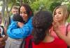 El momento en que Neivi se encontró con su hermana en el centro de Medellín. FOTO: ALCALDÍA DE MEDELLÍN