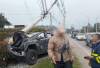 El carro Cybertruck y el supuesto propietario del vehículo en vía de Llanogrande, Rionegro. FOTO: CORTESÍA