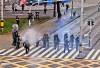 Disturbios en las afueras de la Universidad de Antioquia luego de las marchas del 14 de octubre. FOTO: X MANUELVILLAME