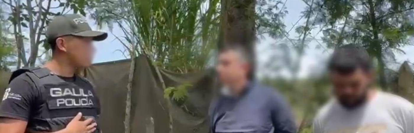 El momento en que los dos hombres fueron capturados en flagrancia por uniformados del Gaula. FOTO: POLICÍA METROPOLITANA