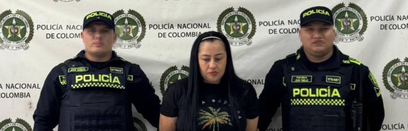 Delzuita Jojoa Sánchez, alias de Aretes, tras ser capturada por la Policía. FOTO: ALCALDÍA DE ITAGÜÍ