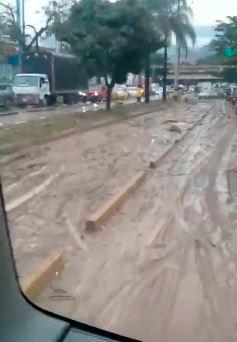 Este es el panorama de la calle 30, vía del metroplús, llegando a la estación Industriales. /FOTO: CAPTURA DE VIDEO
