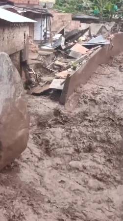 Autoridades de gestión del riesgo evalúan las viviendas inundadas para descartar riesgos estructurales.