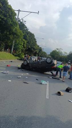 Vehículo pierde el control y choca contra separador. FOTO: CORTESÍA