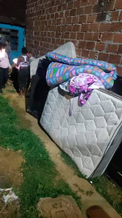 Algunos de los afectados intentaron poner a salvo sus pertenencias. /FOTO: CORTESÍA