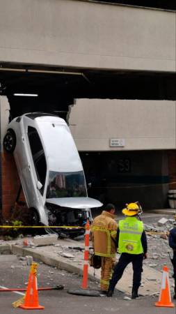 La mujer fue rescatada por los bomberos. /FOTO: CORTESÍA DENUNCIAS ANTIOQUIA. 