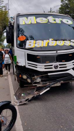 Así quedó el bus tras el fuerte impacto con el peatón. /FOTO: CORTESÍA DENUNCIAS ANTIOQUIA. 