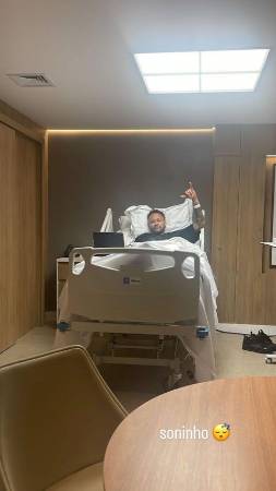 Neymar Jr. tras su cirugía. FOTO: HISTORIAS DE @NEYMARJR