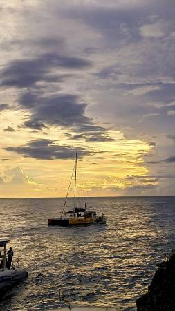 Un crucero en catamarán desde Jamwest Beach le permitirá explorar la impresionante costa de Negril Seven Miles Beach, sus paisajes y ecosistema marino. FOTO: JENNIFER VILLAFAÑE