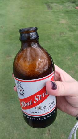 La cerveza Red Stripe es originaria de Jamaica, donde fue creada en 1928 por la cervecería Desnoes & Geddes en Kingston. Actualmente, la marca pertenece al grupo Heineken, aunque sigue elaborándose en la isla caribeña y en otros países bajo su licencia. FOTO: JENNIFER VILLAFAÑE