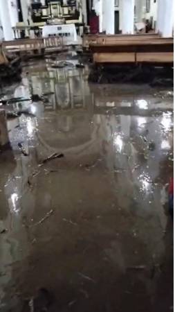 La iglesia del corregimiento se llenó de agua y lodo, provocando daños en el mobiliario.