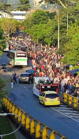 Así se veían las afuera de la estación Estrella sobre las 7:30 de la mañana. /FOTO: REDES SOCIALES